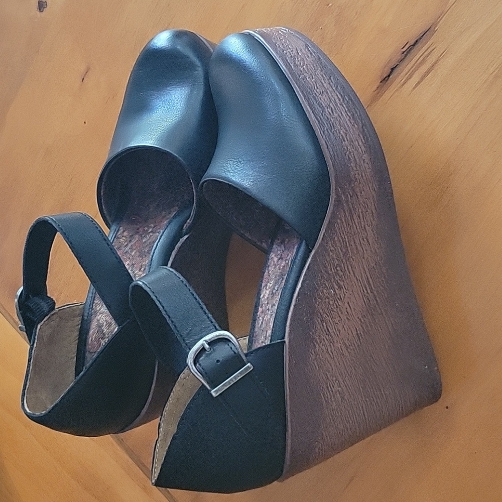 B.O.C. Chic Black Leather Wedge Sandals NWOT
